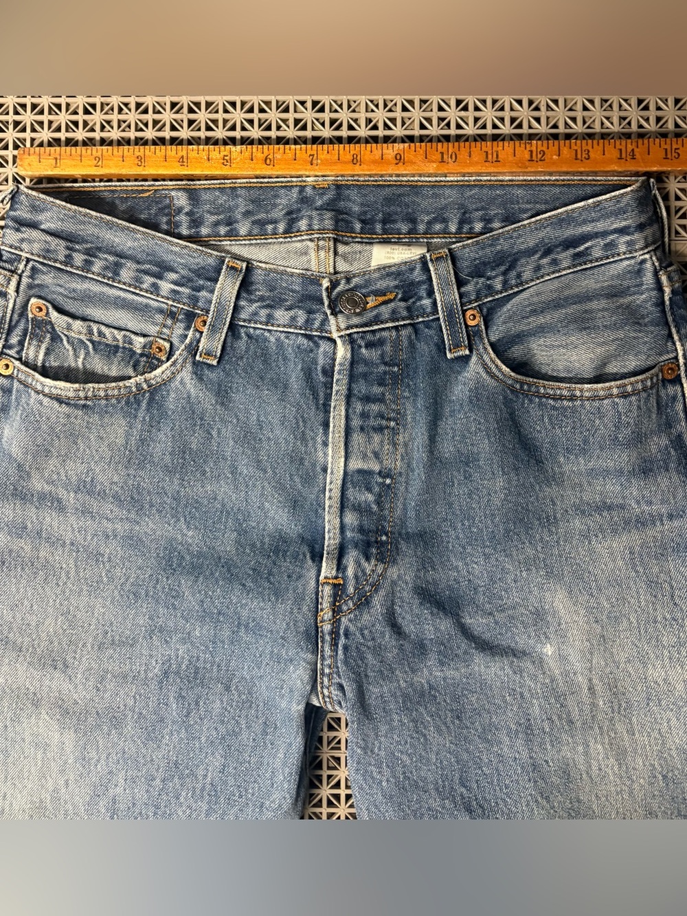 Vintage Levi's 501 Medium Wash Button-Fly Blue Jeans - Y2K - Picture 9 of 15